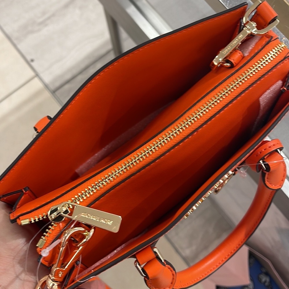 MICHAEL KORS SHEILA SMALL CENTER ZIP SATCHEL/CROSSBODY POPPY COLOR
NWT - Picture 14 of 16